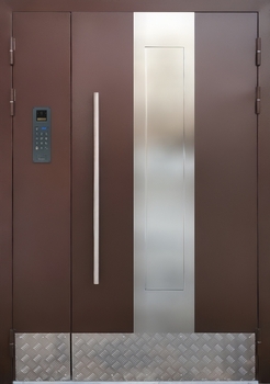 Подъездная полуторастворчатая дверь со стеклом, рифленым отбойником, длинной ручкой (коричневая покраска)